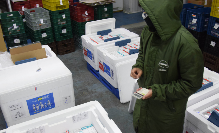 A Secretaria de Estado da Saúde (Sesa) recebeu na noite desta quinta-feira (2) mais 87.000 vacinas contra a Covid-19. As doses de AstraZeneca/Fiocruz desembarcaram no Aeroporto Internacional Afonso Pena, em São José dos Pinhais, às 20h05, no voo AD 4078 e foram enviadas para o Centro de Medicamentos do Paraná (Cemepar) para conferência e armazenamento, até que sejam repassadas aos municípos. - Curitiba, 02/09/2021 -  Foto: Américo Antonio/SESA