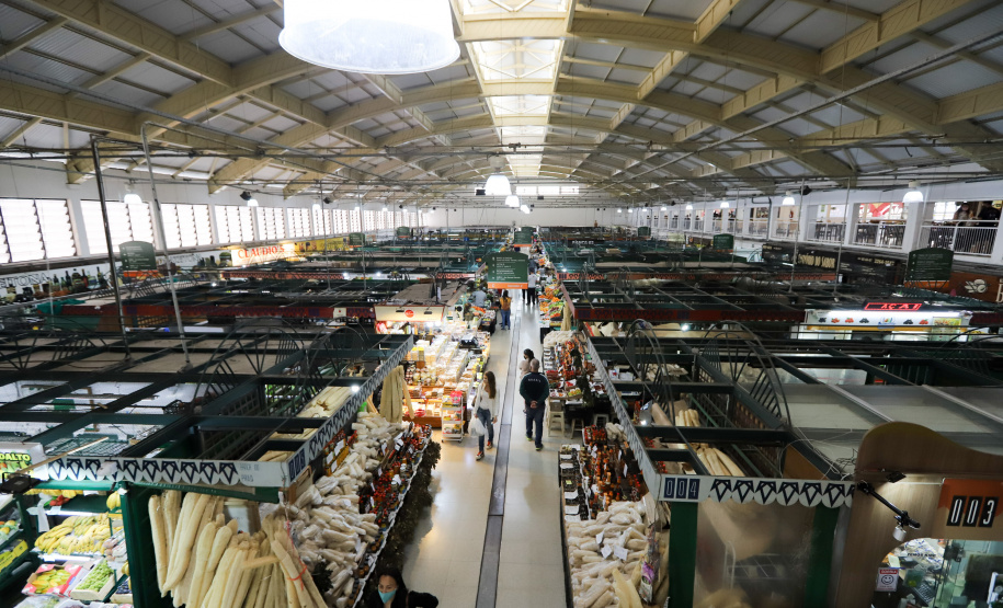 Visita Mercado Municipal - A equipe da Secretaria da Agricultura e do Abastecimento do Paraná recebe equipe da SEAB Rondônia para apresentar soluçoes implantadas em Curitiba sobre o cultivo de alimentos. 03/09/2021 - Foto: Geraldo Bubniak/AEN