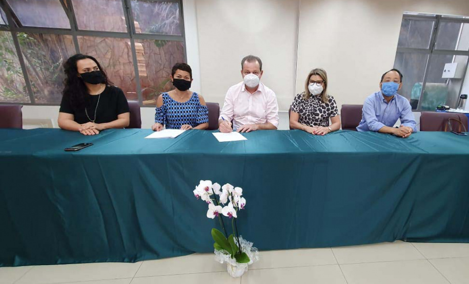 O projeto Seda Brasil da Universidade Estadual de Londrina (UEL) passa a
integrar (ISU). O acordo foi assinado pelo superintendente geral de Ciência,
Tecnologia e Ensino Superior do Paraná, Aldo Bona, em cerimônia realizada no último
dia 20 na cidade de Londrina. Foto:SETI