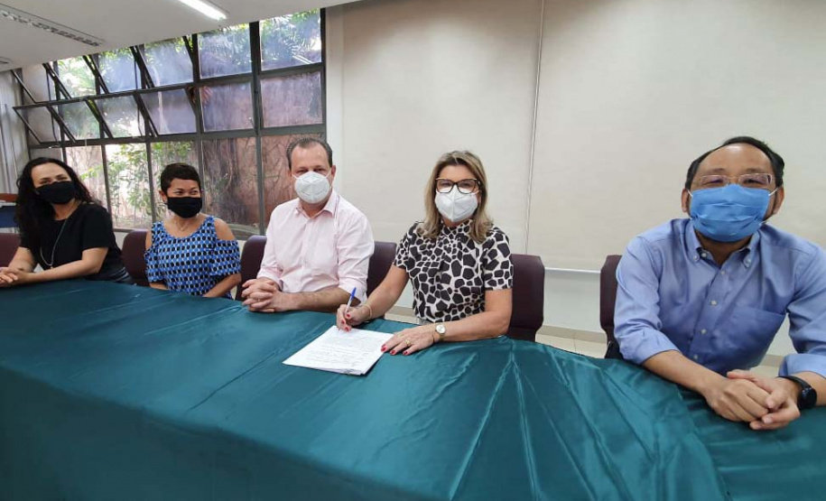 O projeto Seda Brasil da Universidade Estadual de Londrina (UEL) passa a
integrar (ISU). O acordo foi assinado pelo superintendente geral de Ciência,
Tecnologia e Ensino Superior do Paraná, Aldo Bona, em cerimônia realizada no último
dia 20 na cidade de Londrina. Foto:SETI