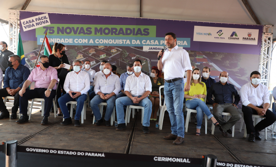 O governador Carlos Massa Ratinho Junior participou nesta sexta-feira (3) do lançamento da pedra fundamental da obra de construção de 75 casas populares em Jandaia do Sul, no Vale do Ivaí.  Foto: Ari Dias/AEN