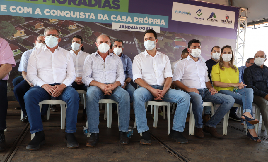 O governador Carlos Massa Ratinho Junior participou nesta sexta-feira (3) do lançamento da pedra fundamental da obra de construção de 75 casas populares em Jandaia do Sul, no Vale do Ivaí.  Foto: Ari Dias/AEN