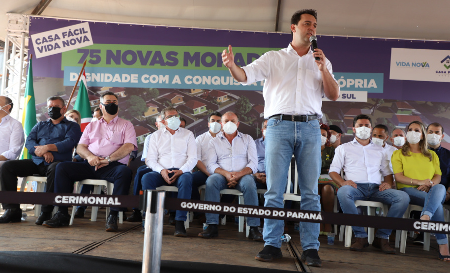 O governador Carlos Massa Ratinho Junior participou nesta sexta-feira (3) do lançamento da pedra fundamental da obra de construção de 75 casas populares em Jandaia do Sul, no Vale do Ivaí.  Foto: Ari Dias/AEN