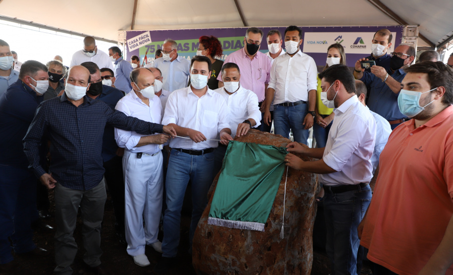 O governador Carlos Massa Ratinho Junior participou nesta sexta-feira (3) do lançamento da pedra fundamental da obra de construção de 75 casas populares em Jandaia do Sul, no Vale do Ivaí.  Foto: Ari Dias/AEN