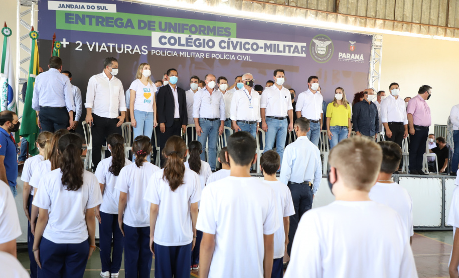 Governador entrega novos uniformes para alunos da escola cívico-militar de Jandaia do Sul  -  Jandaia do Sul, 03/09/2021  -  Foto: Ari Dias/AEN