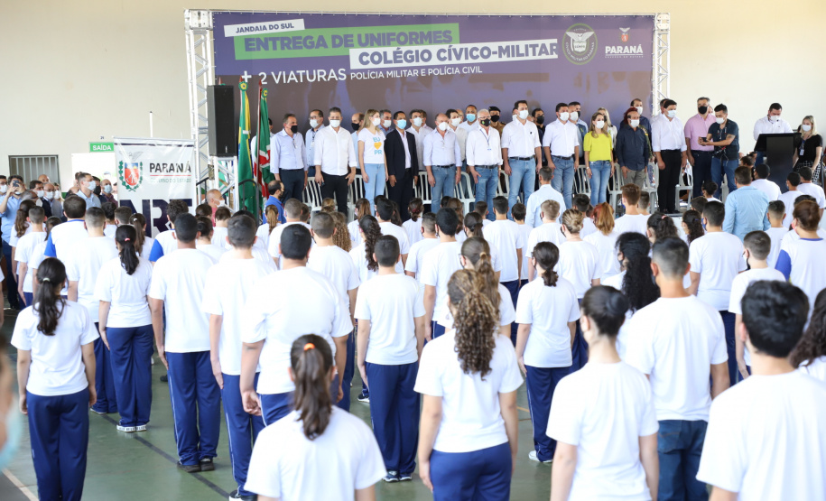 Governador entrega novos uniformes para alunos da escola cívico-militar de Jandaia do Sul  -  Jandaia do Sul, 03/09/2021  -  Foto: Ari Dias/AEN