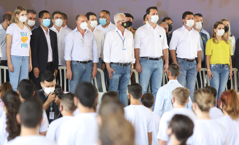 Governador entrega novos uniformes para alunos da escola cívico-militar de Jandaia do Sul  -  Jandaia do Sul, 03/09/2021  -  Foto: Ari Dias/AEN