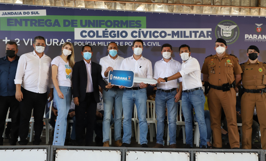 Governador entrega novos uniformes para alunos da escola cívico-militar de Jandaia do Sul  -  Jandaia do Sul, 03/09/2021  -  Foto: Ari Dias/AEN