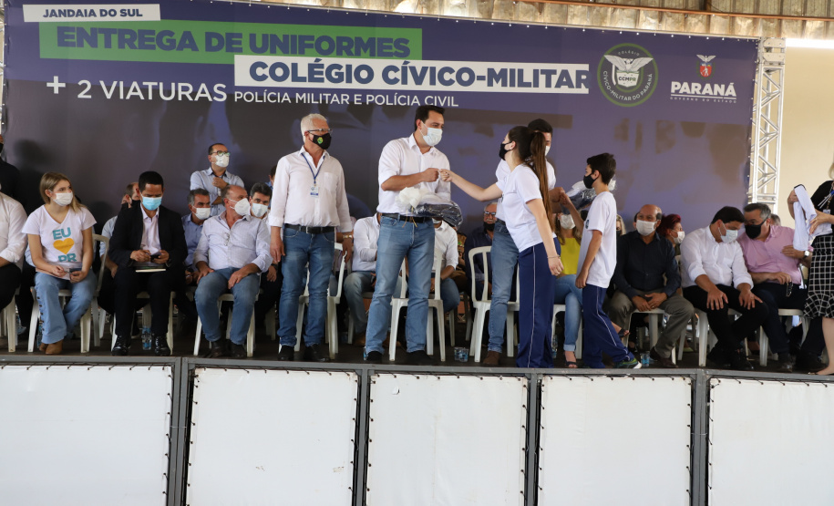 Governador entrega novos uniformes para alunos da escola cívico-militar de Jandaia do Sul  -  Jandaia do Sul, 03/09/2021  -  Foto: Ari Dias/AEN