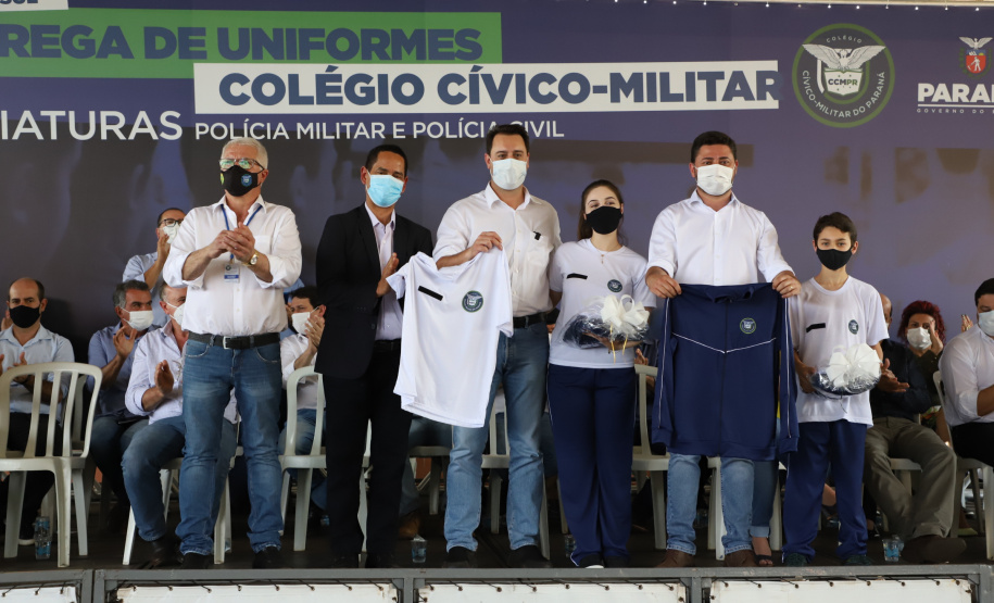 Governador entrega novos uniformes para alunos da escola cívico-militar de Jandaia do Sul  -  Jandaia do Sul, 03/09/2021  -  Foto: Ari Dias/AEN