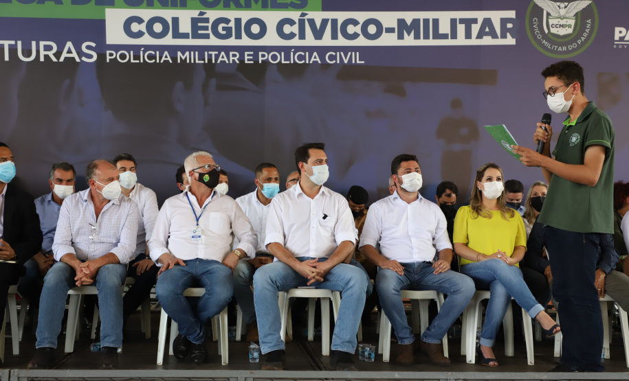 Governador entrega novos uniformes para alunos da escola cívico-militar de Jandaia do Sul  -  Jandaia do Sul, 03/09/2021  -  Foto: Ari Dias/AEN