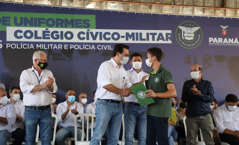 Governador entrega novos uniformes para alunos da escola cívico-militar de Jandaia do Sul  -  Jandaia do Sul, 03/09/2021  -  Foto: Ari Dias/AEN