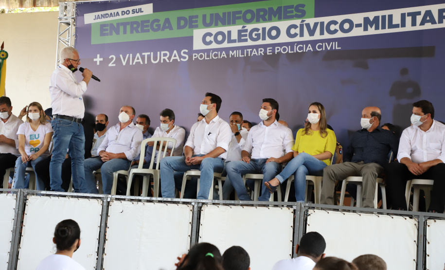 Governador entrega novos uniformes para alunos da escola cívico-militar de Jandaia do Sul  -  Jandaia do Sul, 03/09/2021  -  Foto: Ari Dias/AEN