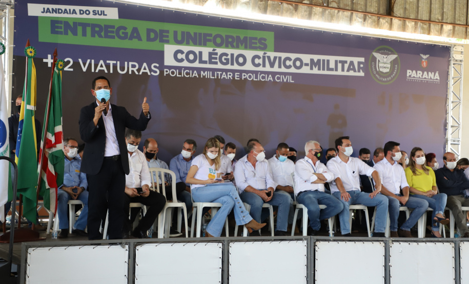 Governador entrega novos uniformes para alunos da escola cívico-militar de Jandaia do Sul  -  Jandaia do Sul, 03/09/2021  -  Foto: Ari Dias/AEN