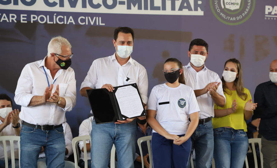 Governador entrega novos uniformes para alunos da escola cívico-militar de Jandaia do Sul  -  Jandaia do Sul, 03/09/2021  -  Foto: Ari Dias/AEN