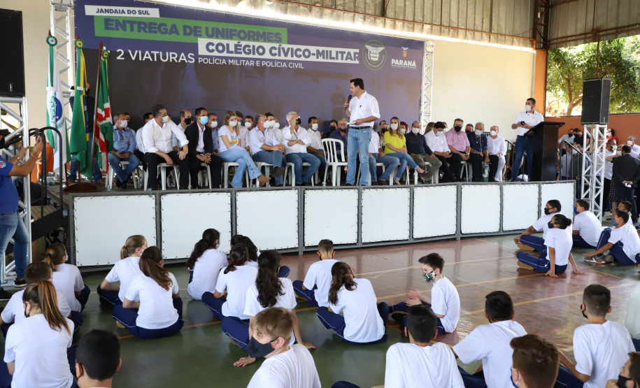 Governador entrega novos uniformes para alunos da escola cívico-militar de Jandaia do Sul  -  Jandaia do Sul, 03/09/2021  -  Foto: Ari Dias/AEN