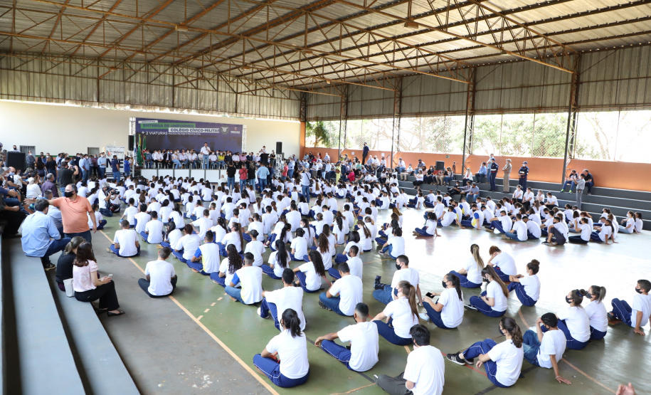 Governador entrega novos uniformes para alunos da escola cívico-militar de Jandaia do Sul  -  Jandaia do Sul, 03/09/2021  -  Foto: Ari Dias/AEN