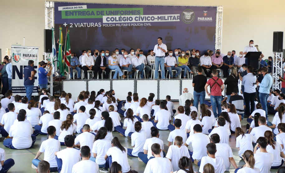 Governador entrega novos uniformes para alunos da escola cívico-militar de Jandaia do Sul  -  Jandaia do Sul, 03/09/2021  -  Foto: Ari Dias/AEN