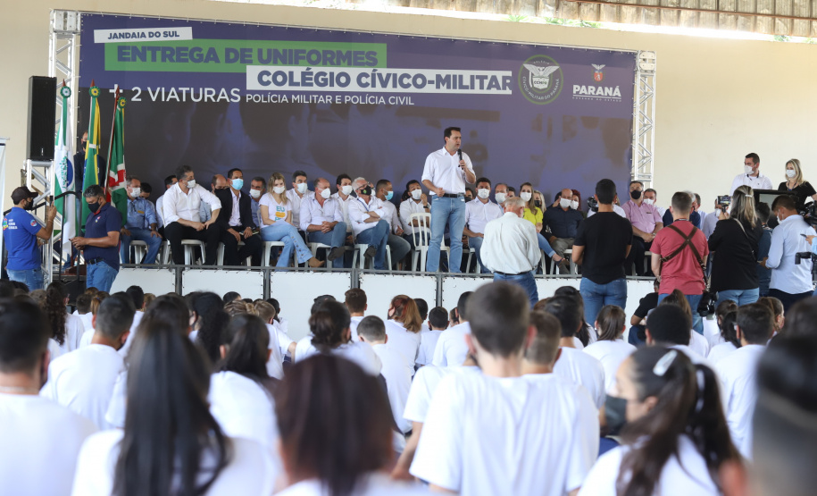 Governador entrega novos uniformes para alunos da escola cívico-militar de Jandaia do Sul  -  Jandaia do Sul, 03/09/2021  -  Foto: Ari Dias/AEN