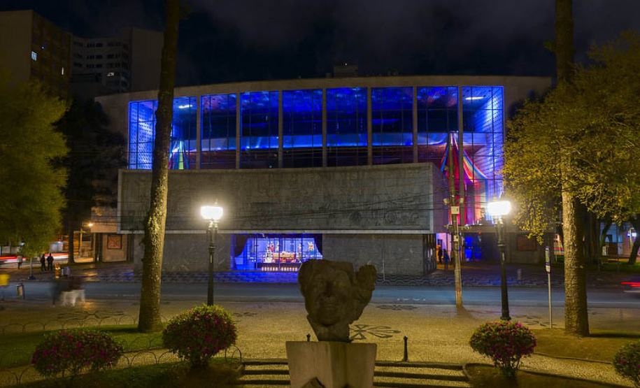 O mês de setembro começa com uma nova exposição na fachada do Teatro Guaíra, que reúne o acervo de obras como os balés O Grande Circo Místico e Dom Quixote e a ópera La Bohème. Os figurinos e adereços cenográficos estão expostos na entrada e no saguão do Teatro. -  Curitiba, 03/09/2021  -  Foto: Maringas Maciel/Teatro Guaíra