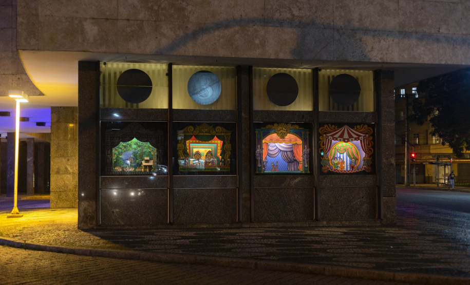 O mês de setembro começa com uma nova exposição na fachada do Teatro Guaíra, que reúne o acervo de obras como os balés O Grande Circo Místico e Dom Quixote e a ópera La Bohème. Os figurinos e adereços cenográficos estão expostos na entrada e no saguão do Teatro. -  Curitiba, 03/09/2021  -  Foto: Maringas Maciel/Teatro Guaíra