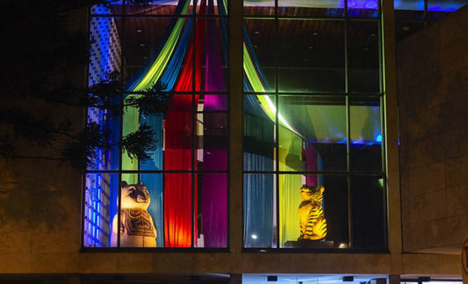 O mês de setembro começa com uma nova exposição na fachada do Teatro Guaíra, que reúne o acervo de obras como os balés O Grande Circo Místico e Dom Quixote e a ópera La Bohème. Os figurinos e adereços cenográficos estão expostos na entrada e no saguão do Teatro. -  Curitiba, 03/09/2021  -  Foto: Maringas Maciel/Teatro Guaíra