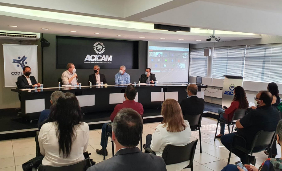 Pesquisadores da Universidade Estadual do Paraná (Unespar) e da Universidade Estadual de Maringá (UEM) entregaram, nesta sexta-feira (3), ao Conselho de Desenvolvimento Econômico de Campo Mourão (Codecam) um Plano Estratégico de Desenvolvimento Territorial para o município e região. -  Curitiba, 03/09/2021  -  Foto: SETI