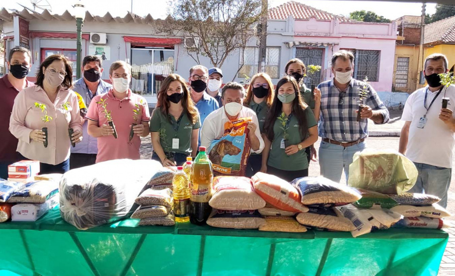 IAT continua com ações de distribuição de mudas de árvores nativas em troca de alimentos. Foto: IAT