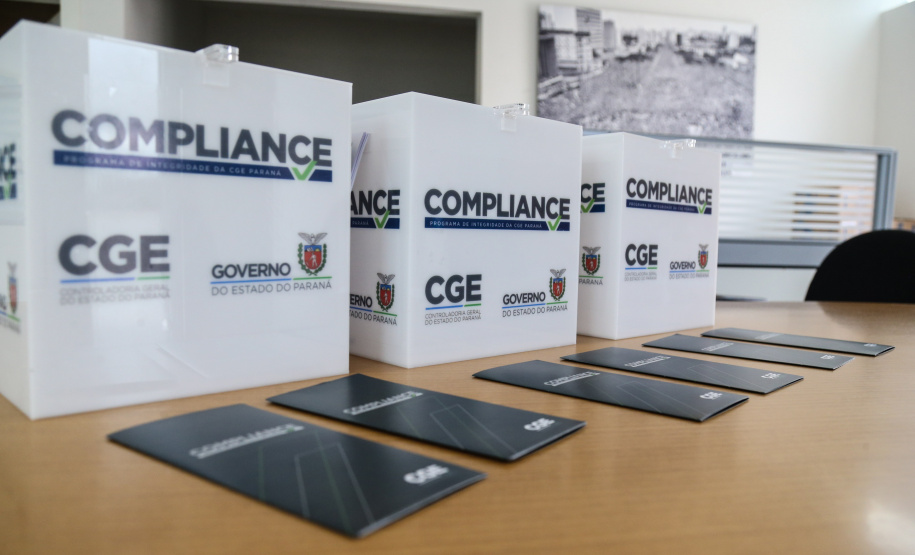 A Secretaria de Estado da Educação do Paraná (Seed-PR) lançou a página https://www.educacao.pr.gov.br/Nics-Seed, que reúne informações sobre normas de compliance, que o Governo do Paraná passou a adotar a partir da lei nº 19.857/2019 e do decreto nº 2.902/2019. As normas consistem em métodos para prevenir e identificar práticas irregulares e ilegais, como fraudes, subornos e casos de corrupção na administração pública. -  Curitiba, 03/09/2021  -  Foto: Geraldo Bubniak/AEN