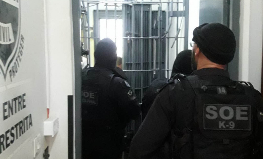 O Departamento Penitenciário do Paraná lançou nesta sexta-feira (3), a Operação Ordem e Progresso, que tem como objetivo reforçar a segurança de cadeias públicas e penitenciárias por meio de revistas gerais durante o feriado prolongado. Até o dia 7 de setembro, forças de segurança atuarão de forma integrada na busca de materiais ilícitos e na análise das estruturas físicas. - Curitiba, 03/09/2021 - Foto: Depen-PR