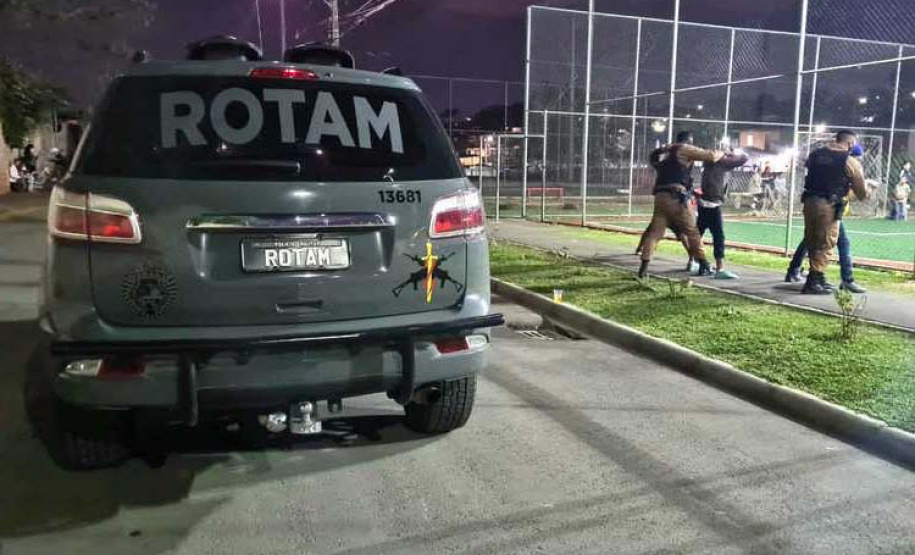 As equipes policiais militares da Capital e da Região Metropolitana reforçaram o policiamento ostensivo nesta quinta-feira (24/06) com a Operação Tático Móvel IV. O resultado foi de 480 pessoas abordadas, sendo do que 10 foram encaminhadas. Uma arma de fogo e porções de maconha, crack e cocaína foram apreendidas.  -  Curitiba, 24/06/2021  -  Foto: SESP-PR