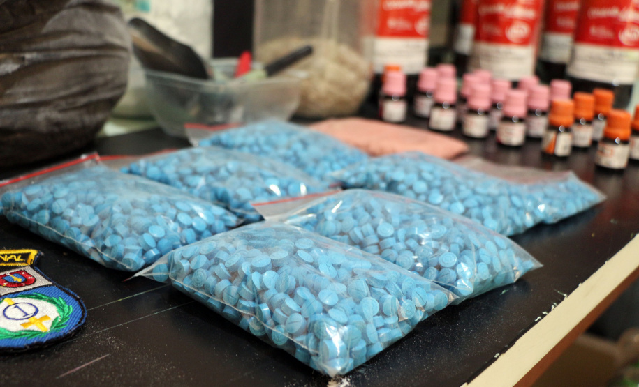 24-05-2019 Operação do 1º CRPM desmonta laboratório de drogas no Tingui. O trabalho integrado das Polícias Civil e Militar, coordenados pela Secretaria da Segurança Pública do Paraná (Sesp), no combate ao tráfico de drogas no Estado, resultou em um aumento de 13,56% na quantidade de drogas apreendidas (maconha, cocaína e crack), no primeiro semestre de 2021, se comparado ao mesmo período de 2020