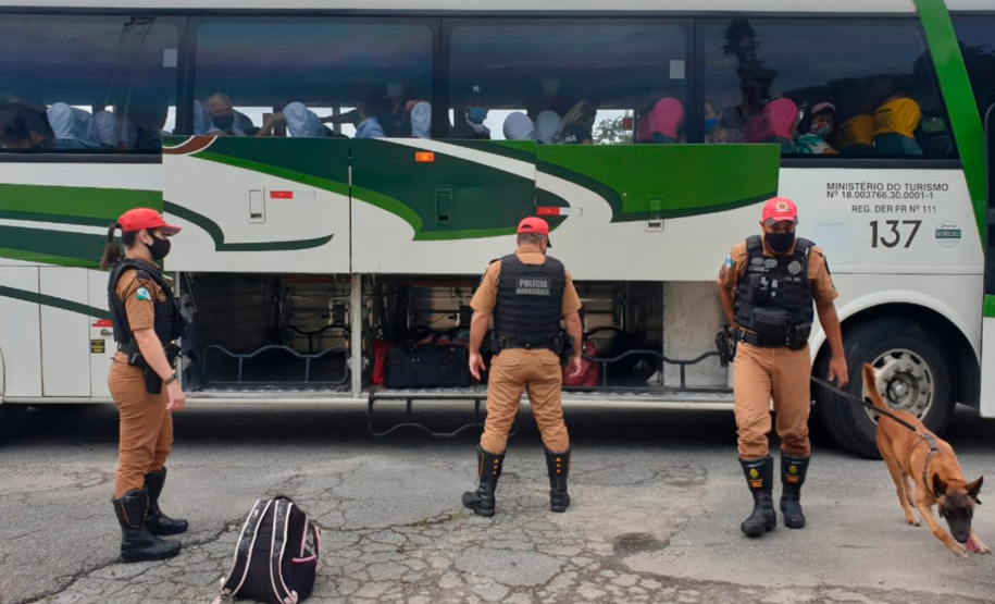 O trabalho integrado das Polícias Civil e Militar, coordenados pela Secretaria da Segurança Pública do Paraná (Sesp), no combate ao tráfico de drogas no Estado, resultou em um aumento de 13,56% na quantidade de drogas apreendidas (maconha, cocaína e crack), no primeiro semestre de 2021, se comparado ao mesmo período de 2020