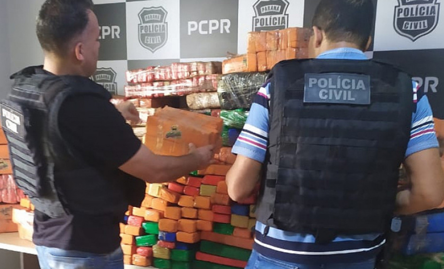 O trabalho integrado das Polícias Civil e Militar, coordenados pela Secretaria da Segurança Pública do Paraná (Sesp), no combate ao tráfico de drogas no Estado, resultou em um aumento de 13,56% na quantidade de drogas apreendidas (maconha, cocaína e crack), no primeiro semestre de 2021, se comparado ao mesmo período de 2020