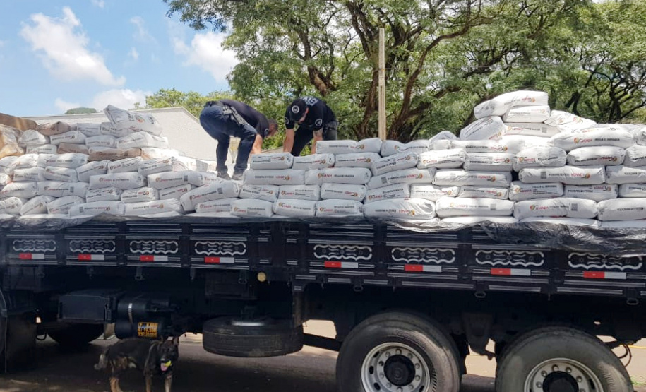 O trabalho integrado das Polícias Civil e Militar, coordenados pela Secretaria da Segurança Pública do Paraná (Sesp), no combate ao tráfico de drogas no Estado, resultou em um aumento de 13,56% na quantidade de drogas apreendidas (maconha, cocaína e crack), no primeiro semestre de 2021, se comparado ao mesmo período de 2020