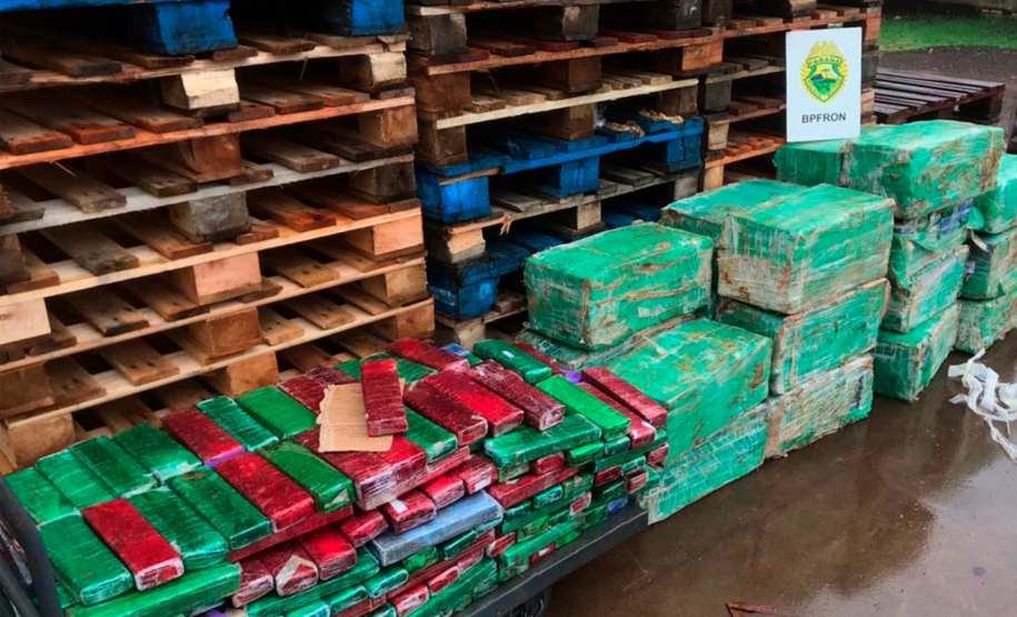 O trabalho integrado das Polícias Civil e Militar, coordenados pela Secretaria da Segurança Pública do Paraná (Sesp), no combate ao tráfico de drogas no Estado, resultou em um aumento de 13,56% na quantidade de drogas apreendidas (maconha, cocaína e crack), no primeiro semestre de 2021, se comparado ao mesmo período de 2020