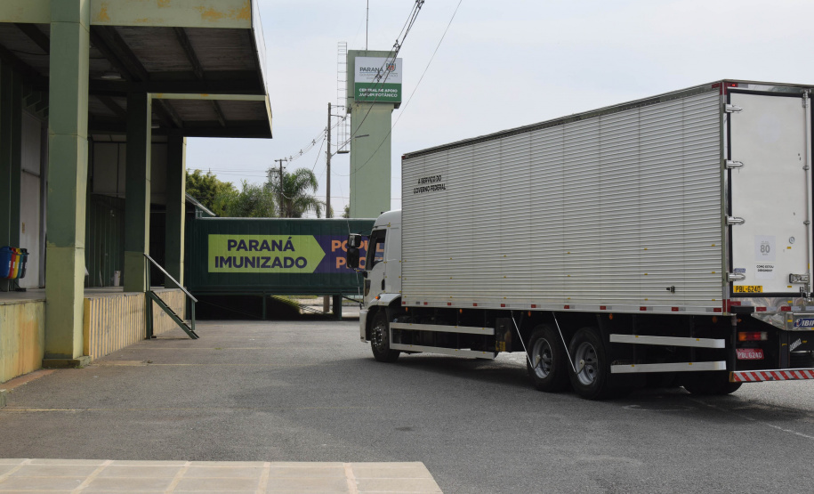 O Paraná recebeu mais 187.800 vacinas contra a Covid-19 da CoronaVac/Butantan neste sábado (4). As vacinas foram entregues no Centro de Medicamentos do Paraná (Cemepar) para conferência e armazenamento até que sejam descentralizados. A remessa faz parte da 47ª pauta de distribuição.  -  Curitiba, 04/09/2021  -  Foto: Américo Antonio/SESA