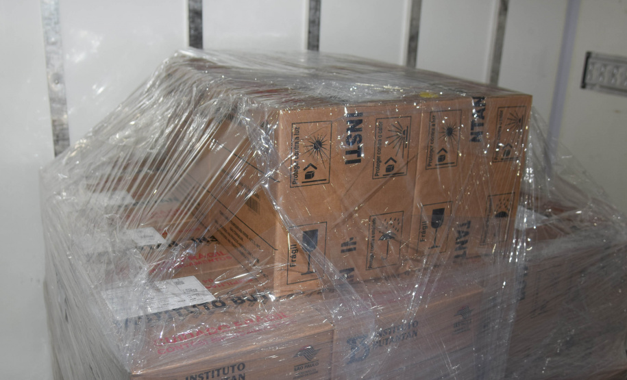 O Paraná recebeu mais 187.800 vacinas contra a Covid-19 da CoronaVac/Butantan neste sábado (4). As vacinas foram entregues no Centro de Medicamentos do Paraná (Cemepar) para conferência e armazenamento até que sejam descentralizados. A remessa faz parte da 47ª pauta de distribuição.  -  Curitiba, 04/09/2021  -  Foto: Américo Antonio/SESA