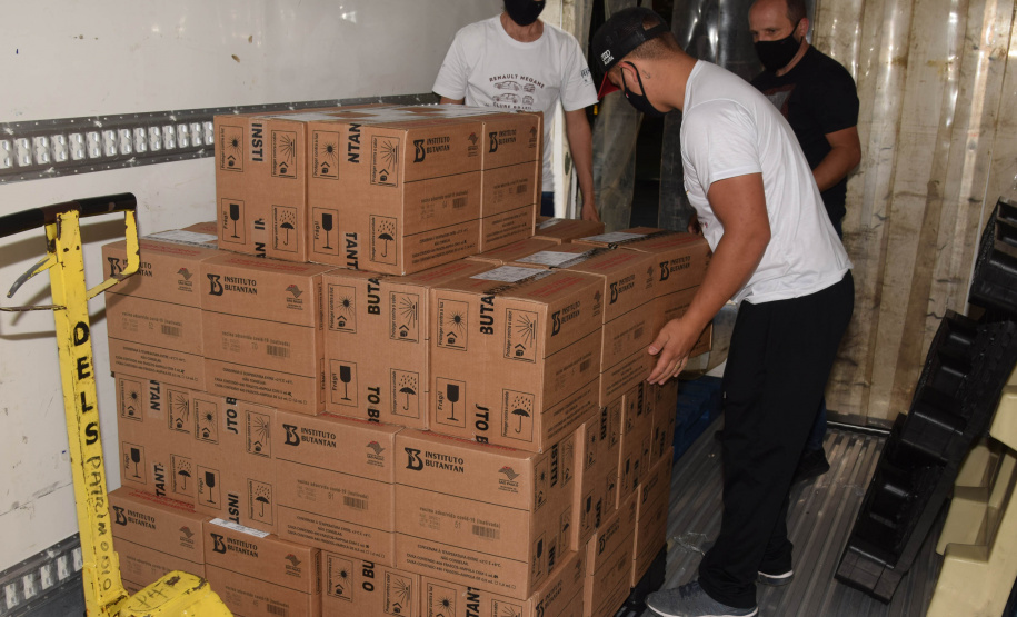 O Paraná recebeu mais 187.800 vacinas contra a Covid-19 da CoronaVac/Butantan neste sábado (4). As vacinas foram entregues no Centro de Medicamentos do Paraná (Cemepar) para conferência e armazenamento até que sejam descentralizados. A remessa faz parte da 47ª pauta de distribuição.  -  Curitiba, 04/09/2021  -  Foto: Américo Antonio/SESA