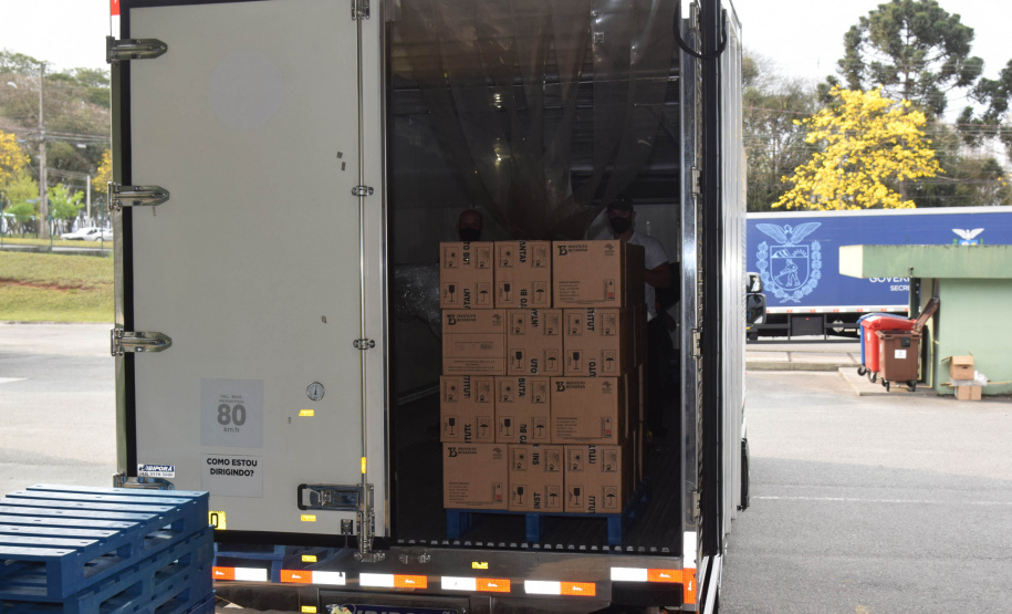 O Paraná recebeu mais 187.800 vacinas contra a Covid-19 da CoronaVac/Butantan neste sábado (4). As vacinas foram entregues no Centro de Medicamentos do Paraná (Cemepar) para conferência e armazenamento até que sejam descentralizados. A remessa faz parte da 47ª pauta de distribuição.  -  Curitiba, 04/09/2021  -  Foto: Américo Antonio/SESA