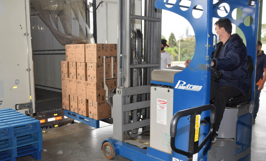 O Paraná recebeu mais 187.800 vacinas contra a Covid-19 da CoronaVac/Butantan neste sábado (4). As vacinas foram entregues no Centro de Medicamentos do Paraná (Cemepar) para conferência e armazenamento até que sejam descentralizados. A remessa faz parte da 47ª pauta de distribuição.  -  Curitiba, 04/09/2021  -  Foto: Américo Antonio/SESA