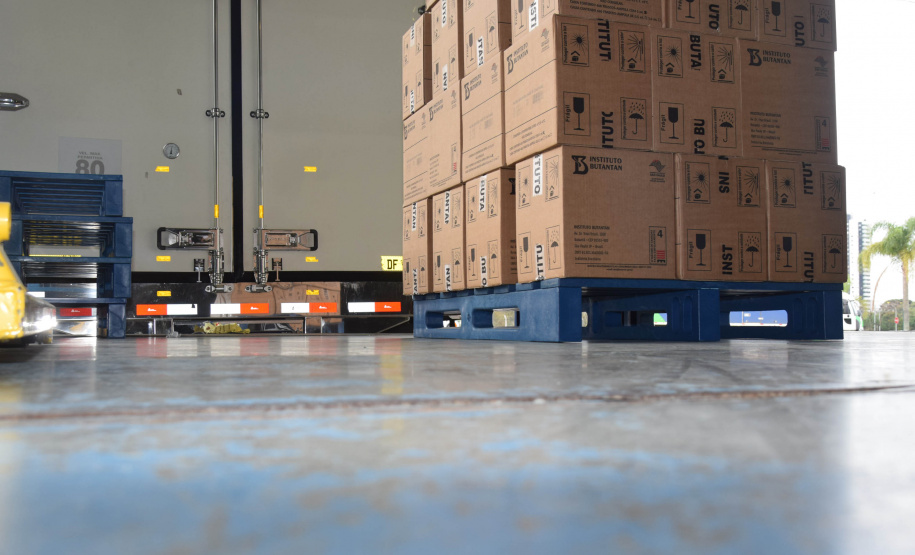 O Paraná recebeu mais 187.800 vacinas contra a Covid-19 da CoronaVac/Butantan neste sábado (4). As vacinas foram entregues no Centro de Medicamentos do Paraná (Cemepar) para conferência e armazenamento até que sejam descentralizados. A remessa faz parte da 47ª pauta de distribuição.  -  Curitiba, 04/09/2021  -  Foto: Américo Antonio/SESA