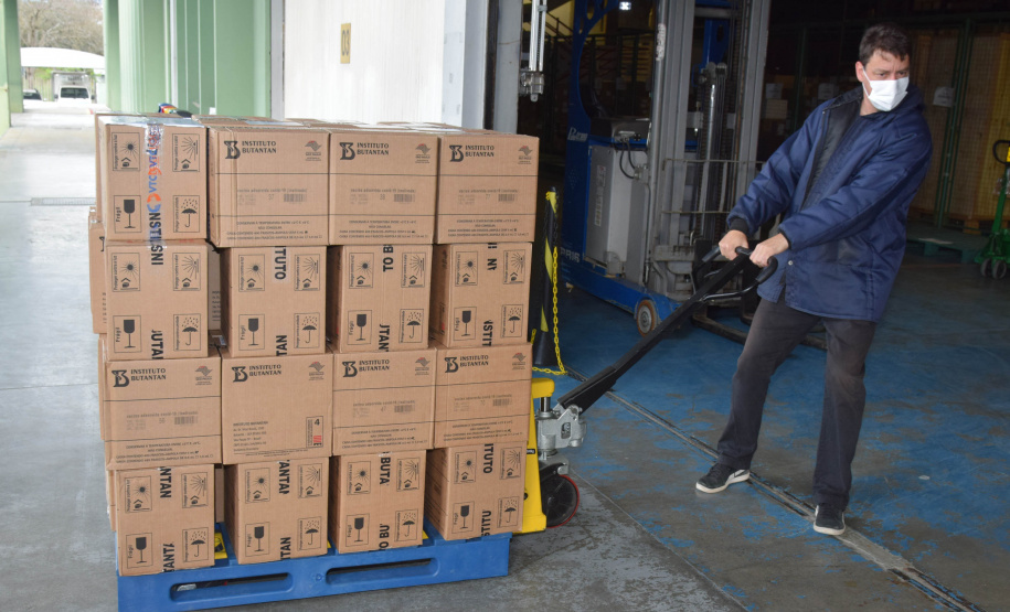 O Paraná recebeu mais 187.800 vacinas contra a Covid-19 da CoronaVac/Butantan neste sábado (4). As vacinas foram entregues no Centro de Medicamentos do Paraná (Cemepar) para conferência e armazenamento até que sejam descentralizados. A remessa faz parte da 47ª pauta de distribuição.  -  Curitiba, 04/09/2021  -  Foto: Américo Antonio/SESA