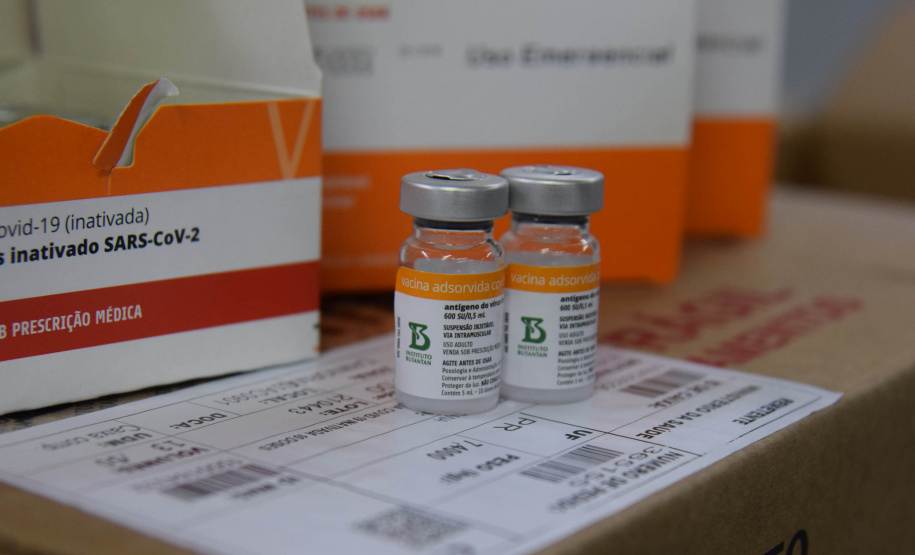 O Paraná recebeu mais 187.800 vacinas contra a Covid-19 da CoronaVac/Butantan neste sábado (4). As vacinas foram entregues no Centro de Medicamentos do Paraná (Cemepar) para conferência e armazenamento até que sejam descentralizados. A remessa faz parte da 47ª pauta de distribuição.  -  Curitiba, 04/09/2021  -  Foto: Américo Antonio/SESA