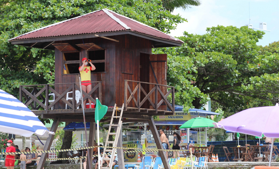 Nadar em segurança é somente próximo ao Posto de Guarda-Vidas do Corpo de Bombeiros  -  Curitiba, 04/09/2021  -  Foto: SESP-PR