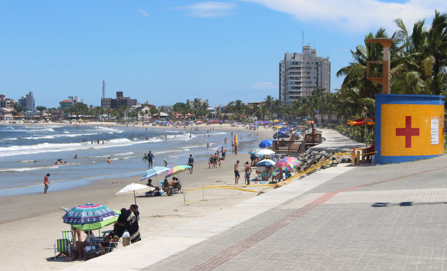 Nadar em segurança é somente próximo ao Posto de Guarda-Vidas do Corpo de Bombeiros  -  Curitiba, 04/09/2021  -  Foto: SESP-PR