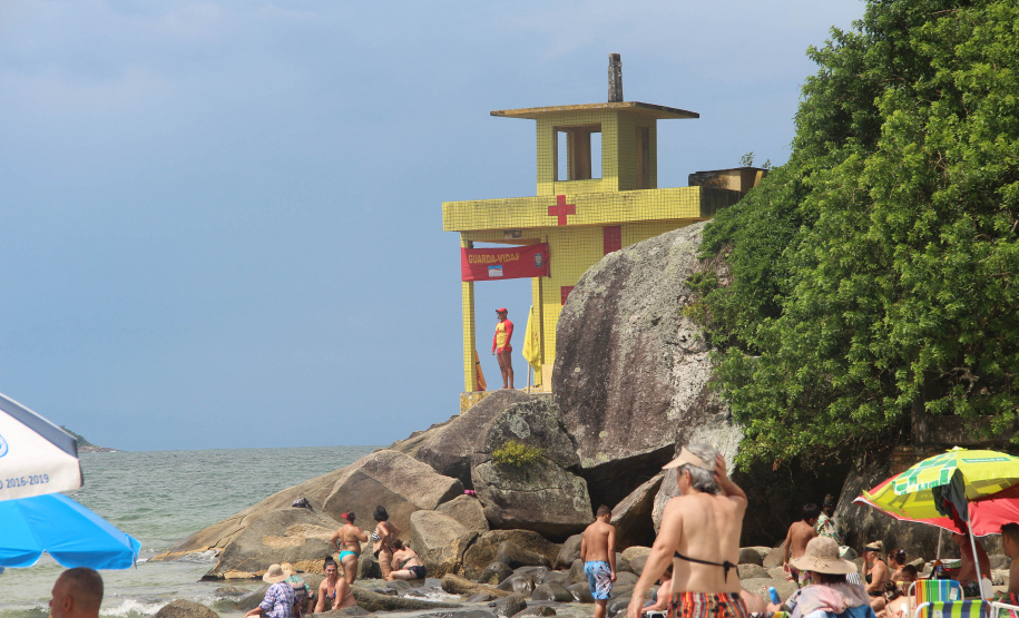 Nadar em segurança é somente próximo ao Posto de Guarda-Vidas do Corpo de Bombeiros  -  Curitiba, 04/09/2021  -  Foto: SESP-PR