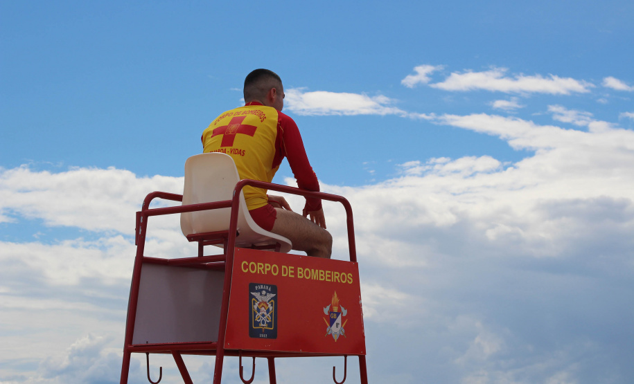 Nadar em segurança é somente próximo ao Posto de Guarda-Vidas do Corpo de Bombeiros  -  Curitiba, 04/09/2021  -  Foto: SESP-PR