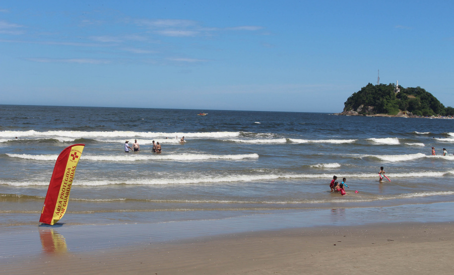 Agilidade no acionamento dos bombeiros faz a diferença no resultado do atendimento a afogamento.- Além de agilidade no acionamento do 193 do Corpo de Bombeiros, é importante que os banhistas atentem-se às bandeiras de orientação dispostas na areia, que servem para alertar as pessoas sobre as condições da água e do clima, além dos riscos, a fim de evitar afogamentos.    -  Curitiba, 06/09/2021  -  Foto: SESP-PR
