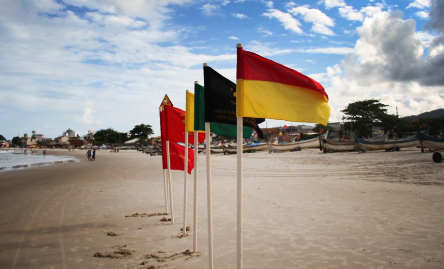 23-01-2017 Entrevista Ten Turra no CB Matinhos. Verão Paraná 2016/2017 Agilidade no acionamento dos bombeiros faz a diferença no resultado do atendimento a afogamento.- Além de agilidade no acionamento do 193 do Corpo de Bombeiros, é importante que os banhistas atentem-se às bandeiras de orientação dispostas na areia, que servem para alertar as pessoas sobre as condições da água e do clima, além dos riscos, a fim de evitar afogamentos. - Curitiba, 06/09/2021 - Foto: SESP-PR